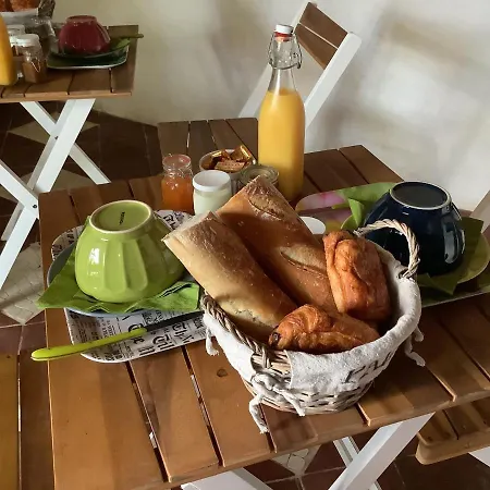 ベッド・アンド・ブレックファスト Domaine De Montagnol Sauveterre