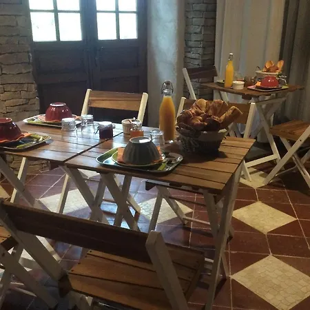 ベッド・アンド・ブレックファスト Domaine De Montagnol Sauveterre